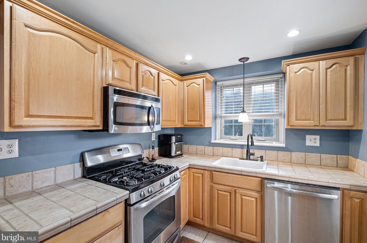 402 Irving Dr, Wilmington DE  19802-1218 exterior