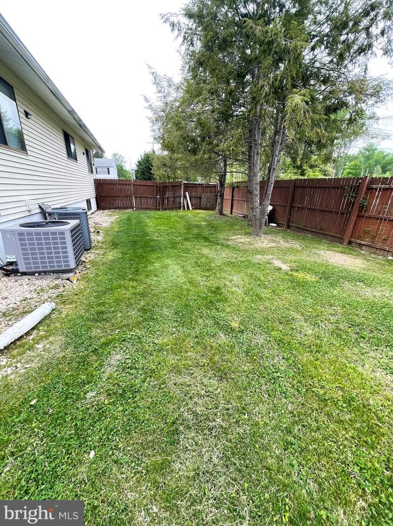 1 Broadleaf Dr, Newark DE 19702-3509 exterior