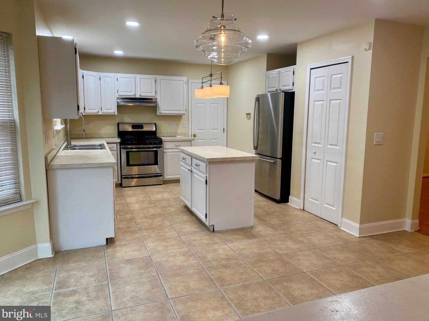 209 Flagstone Dr, Newark DE  19702-3645 exterior