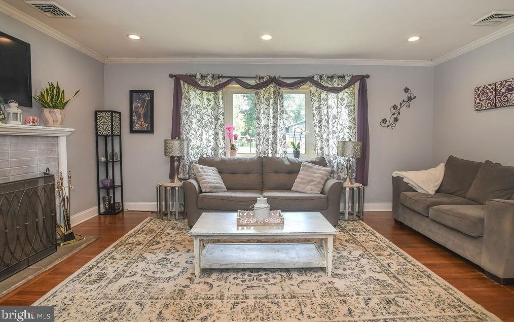 5 Woodbury Ct, Wilmington, DE 19805-1064