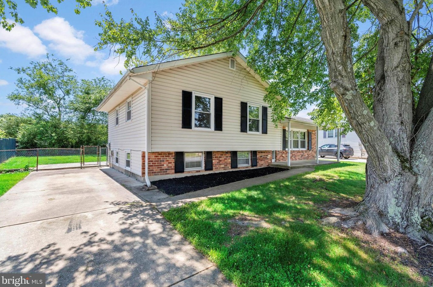 821 Broadfield Dr, Newark, DE 19713-2724