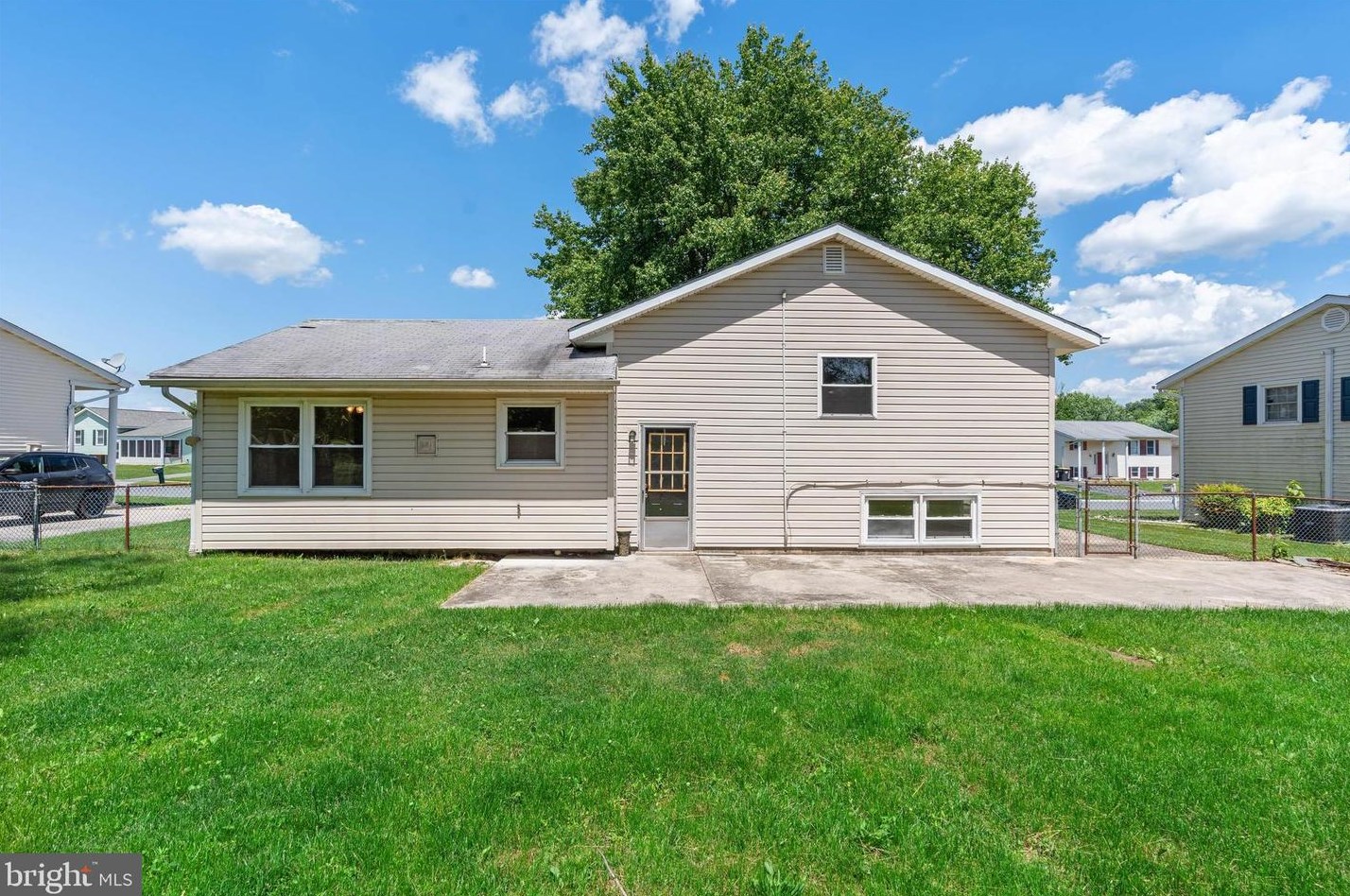 821 Broadfield Dr, Newark DE 19713-2724 exterior