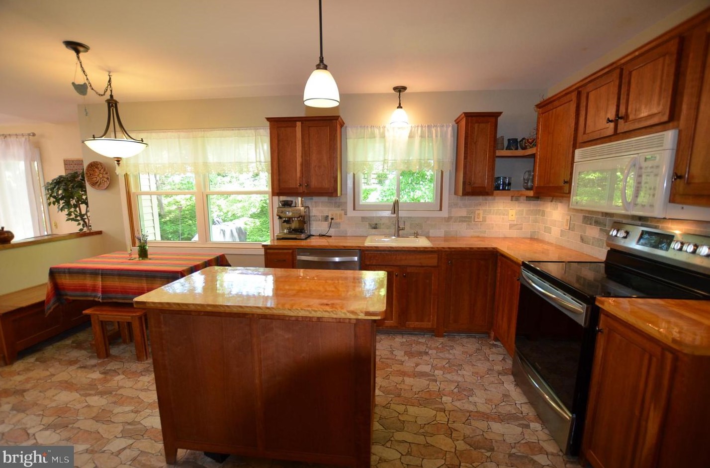 131 Fairhill Dr, Wilmington DE  19808-4310 exterior