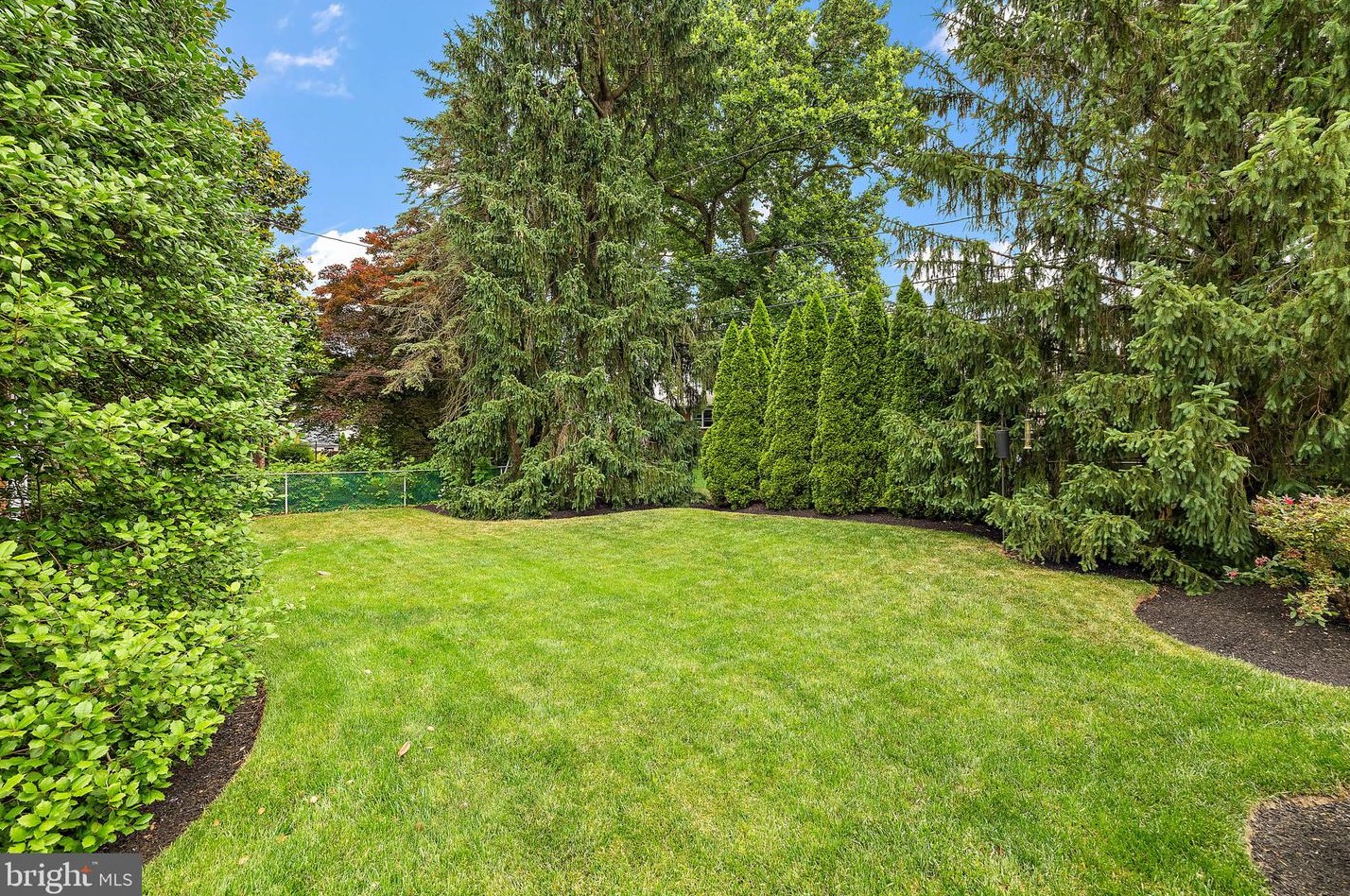 2633 Drayton Dr, Wilmington DE  19808-3803 exterior