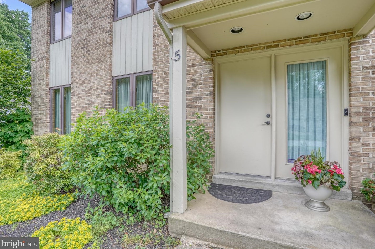 5 Sparrow Ct, Wilmington, DE 19808