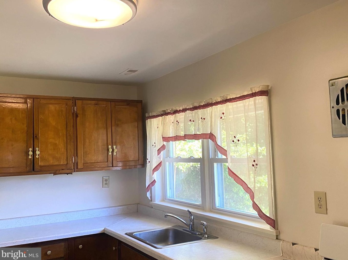 2215 Naamans Rd, Wilmington, DE 19810