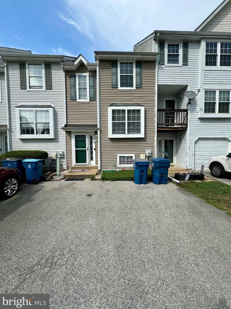 220 Vercelli Dr, Bear, DE 19701