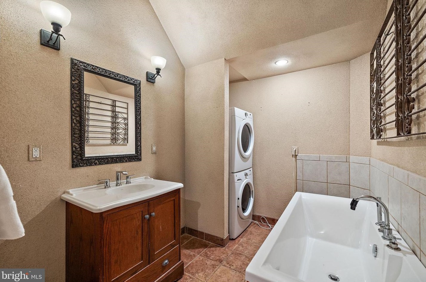 2422 Riddle Ave, Wilmington DE  19806-2127 exterior