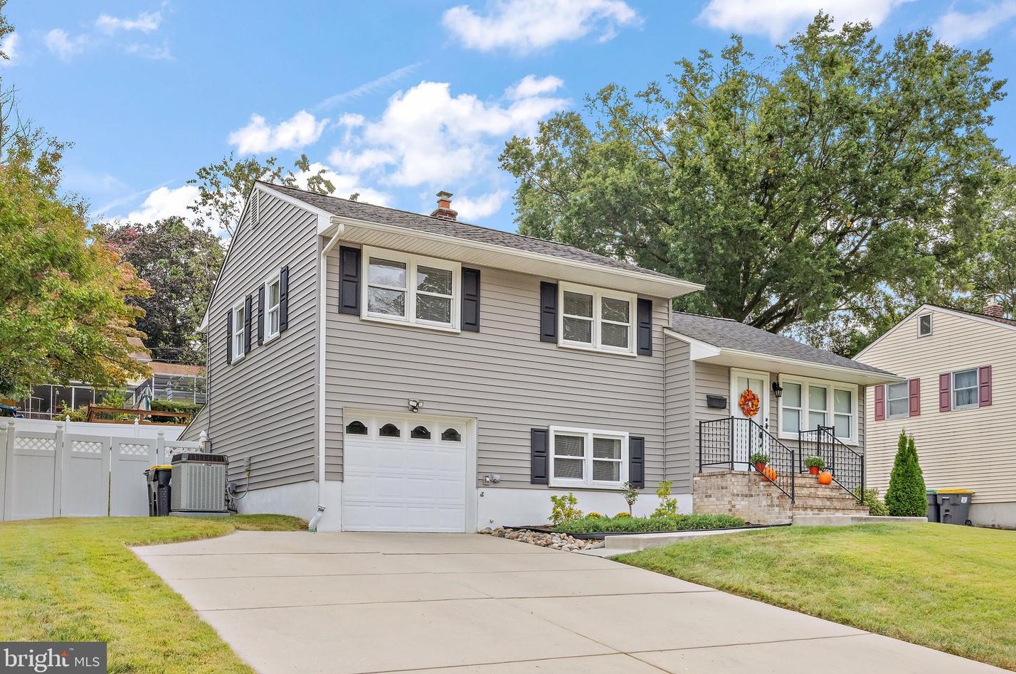 1021 Wagoner Dr, Wilmington, DE 19805-1066