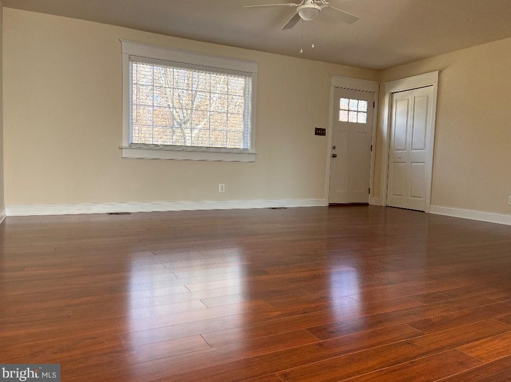 696 1st Rd, Elm, NJ 08037-3116