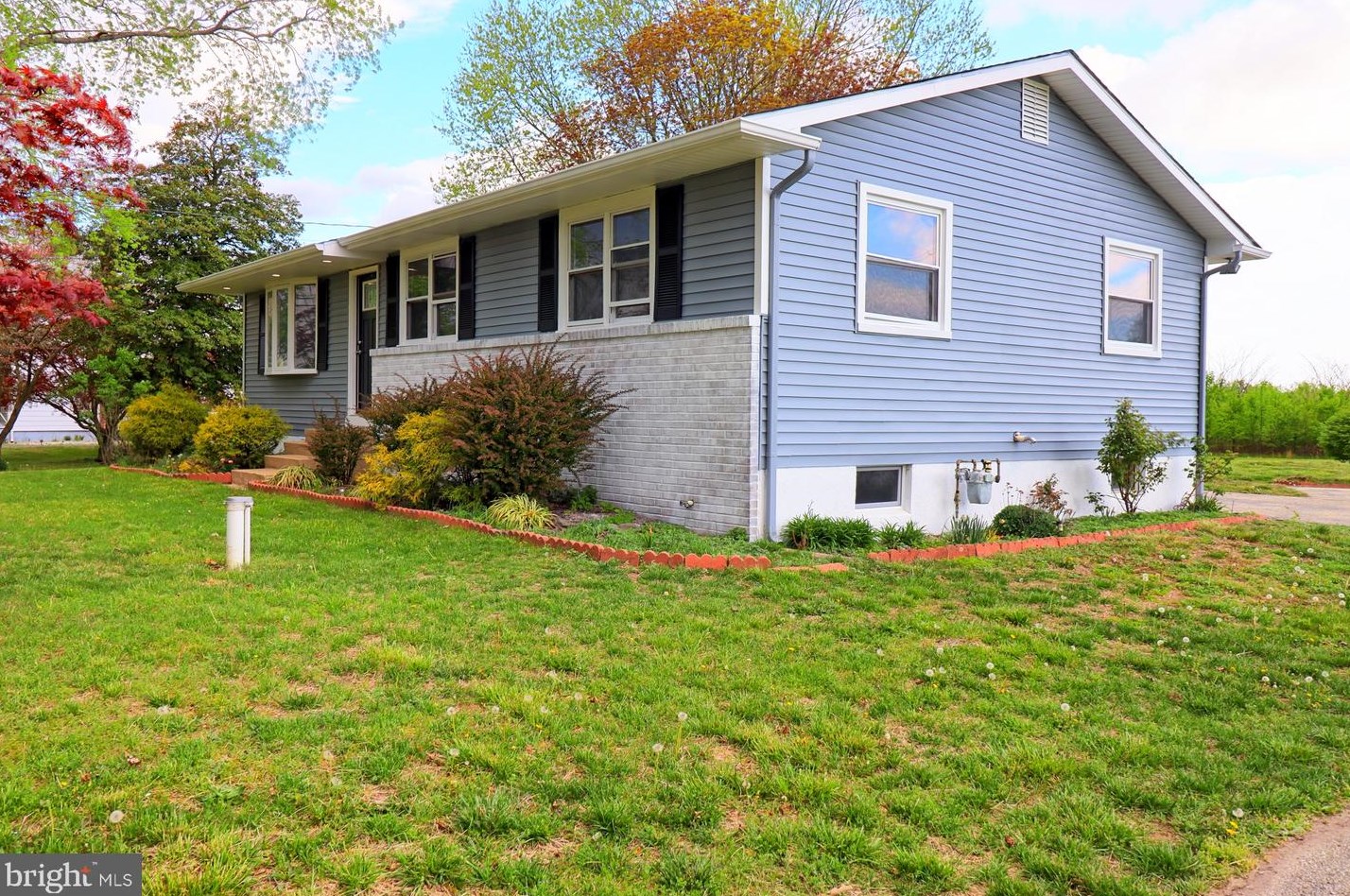 62 Middle Rd, Elm, NJ 08037-8901
