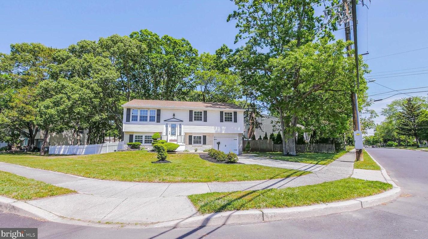 1017 W Groveland Ave, Somers Point, NJ 08244