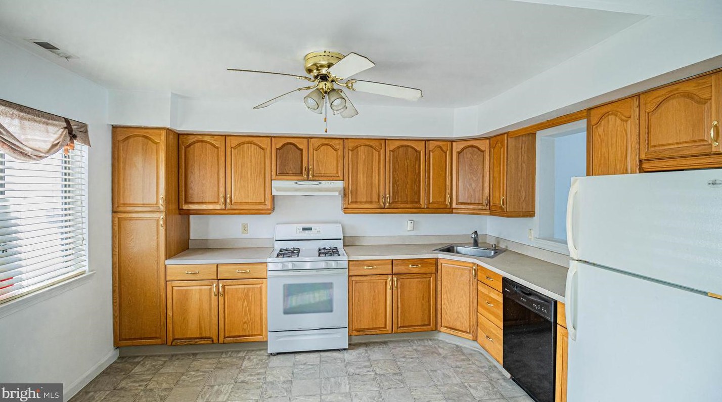 54 Jamestown Blvd, Elm, NJ 08037