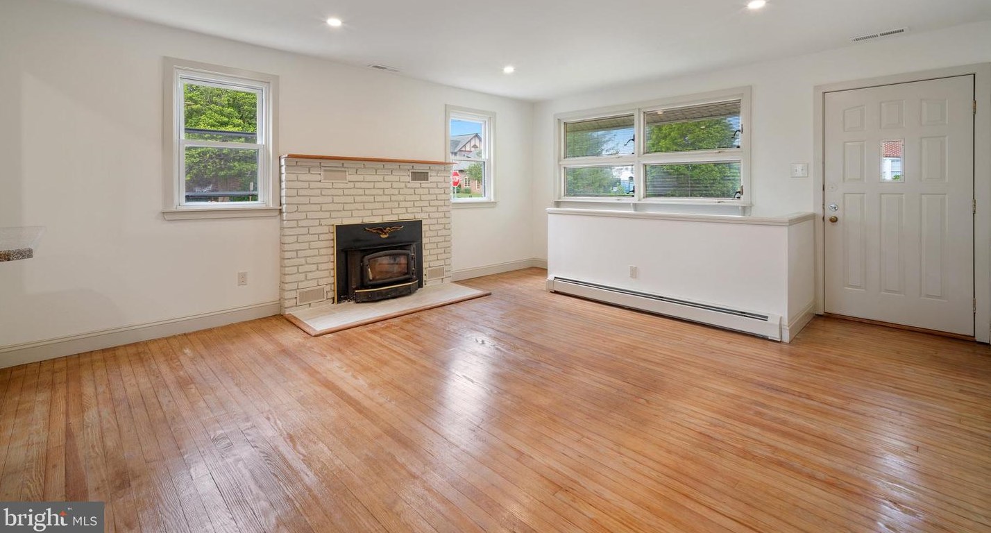 132 Shore Rd, Somers Point, NJ 08244-2729