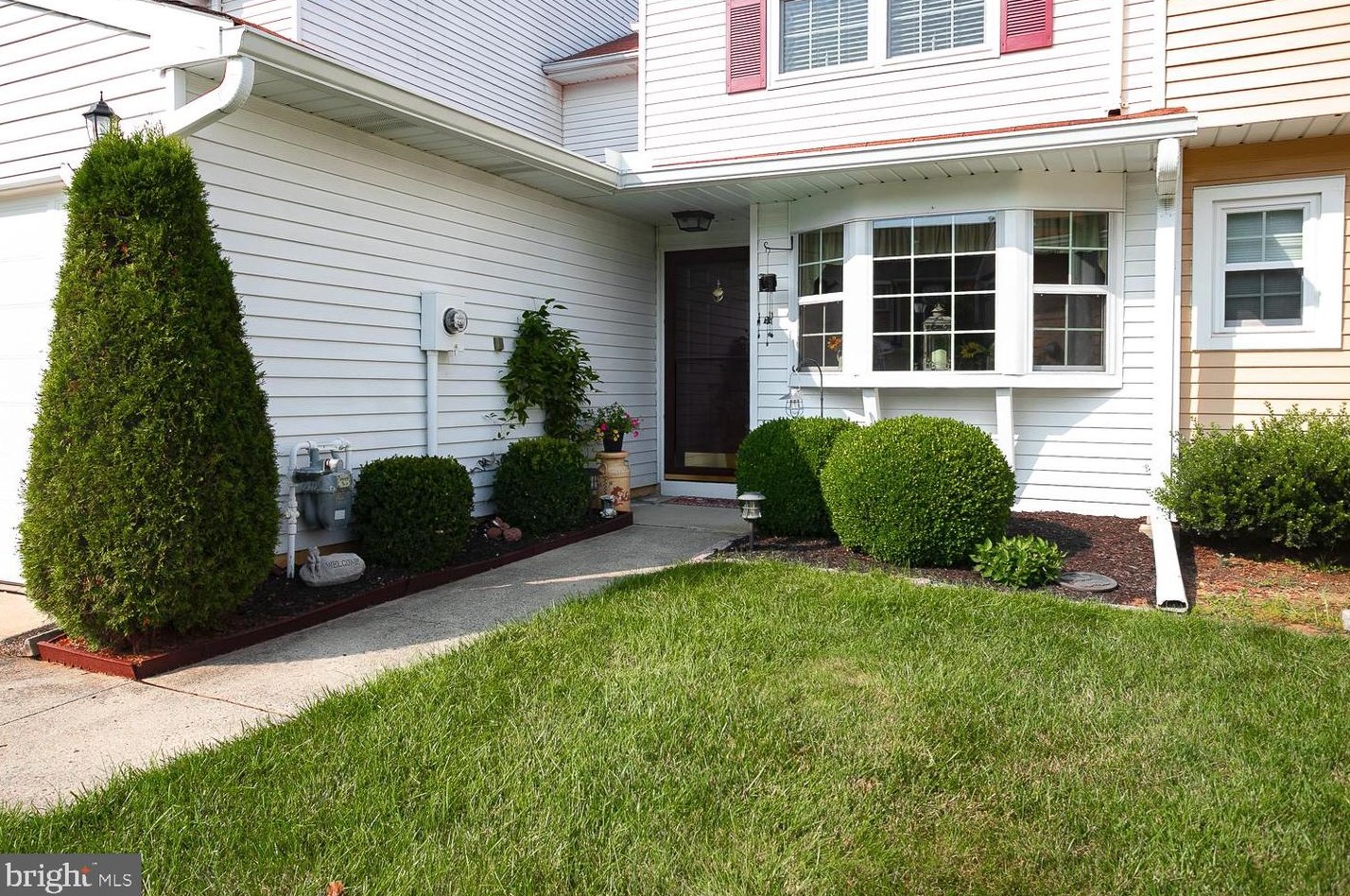 20 Gloucester Ct, Chesterfield, NJ 08505-3121