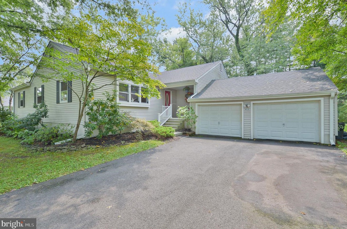 412 Toll House Ln, Moorestown, NJ 08057-2857