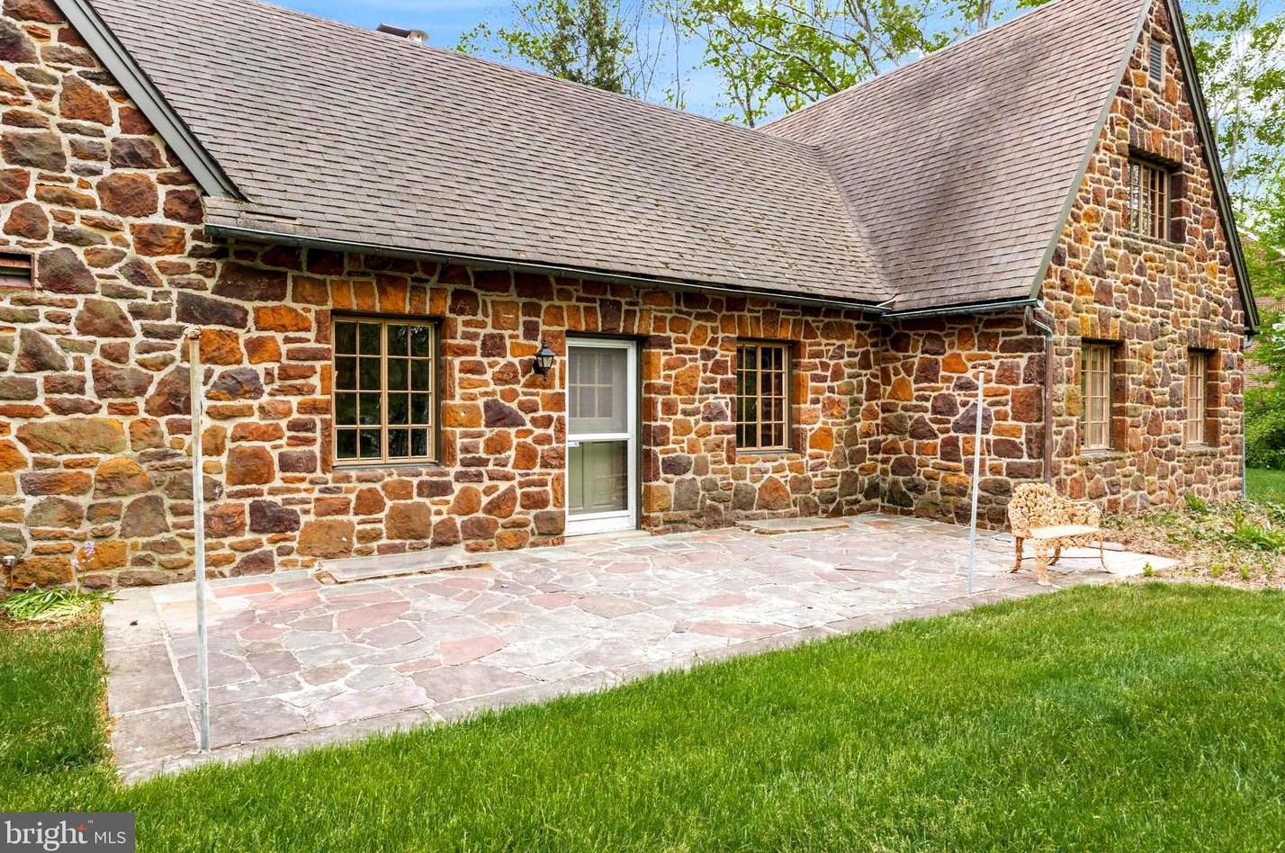 13 Maple Ave, Moorestown NJ 08057-1860 exterior