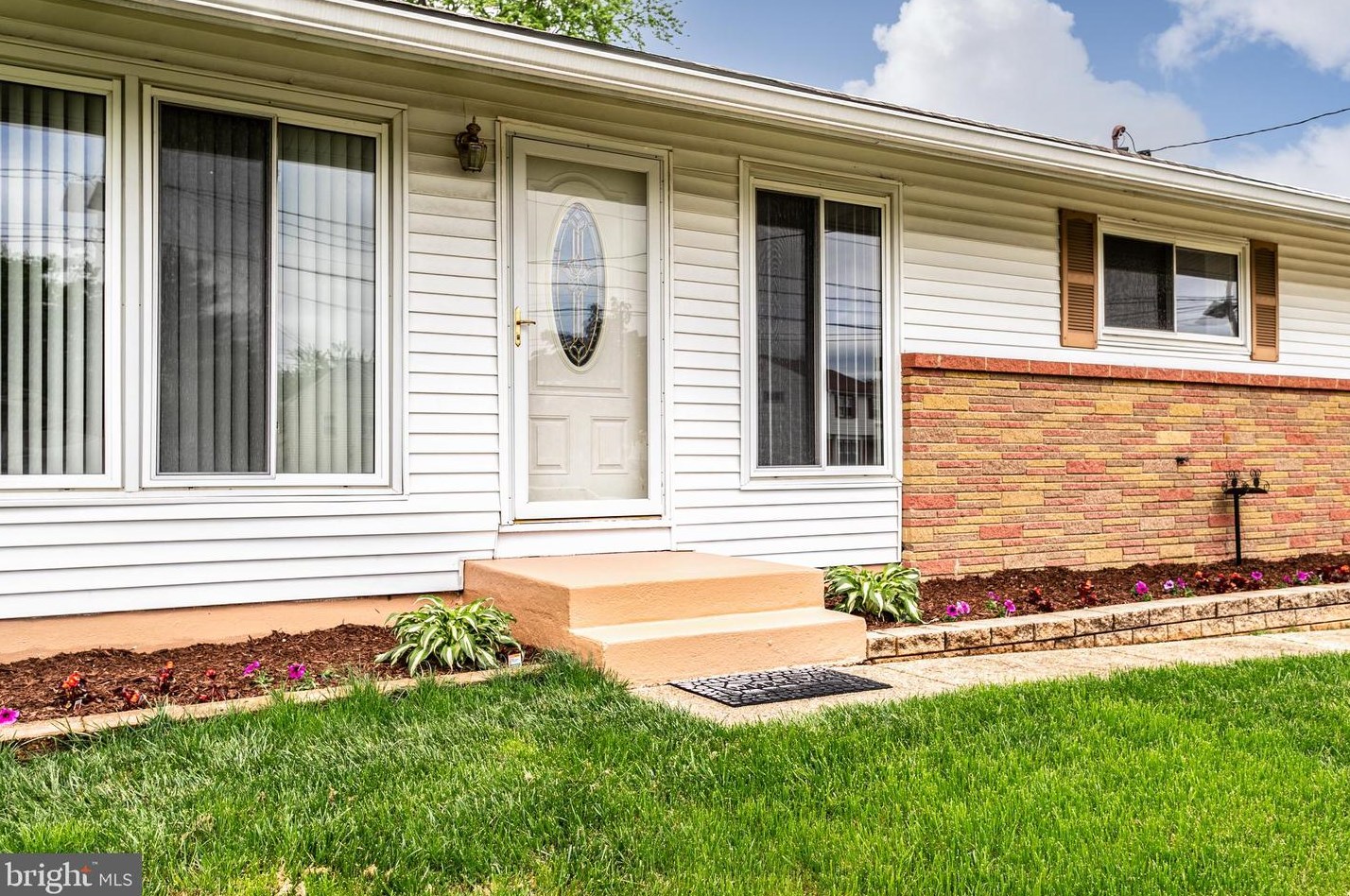 13 Lansdowne Rd, Burlington NJ 08016-2966 exterior