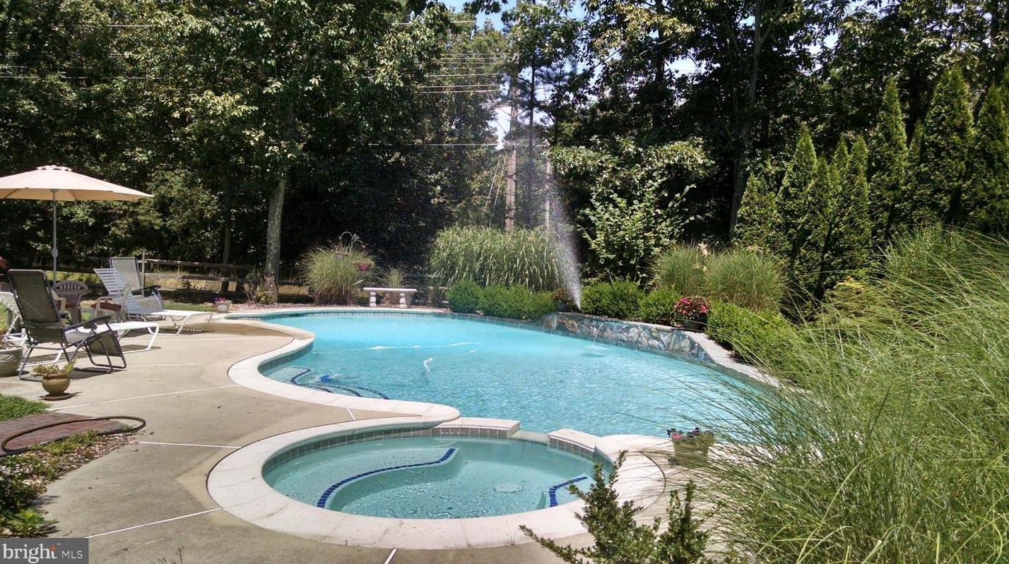 23 Midbridge Dr, Medford, NJ 08055-3338