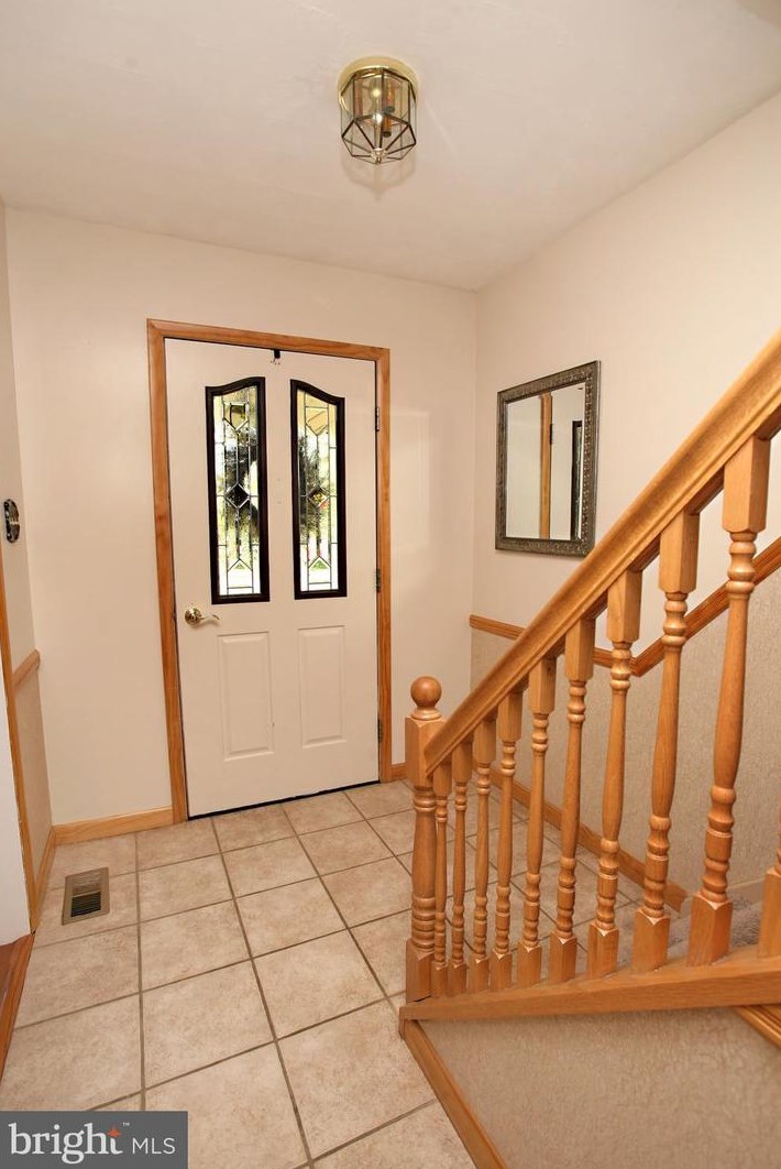 8 Wayne Dr E, Columbus, NJ 08022