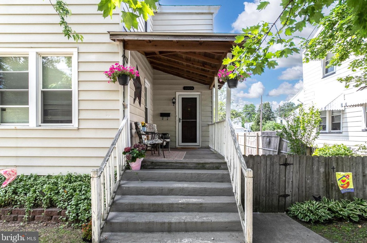 1009 W 5th St, Florence, NJ 08518
