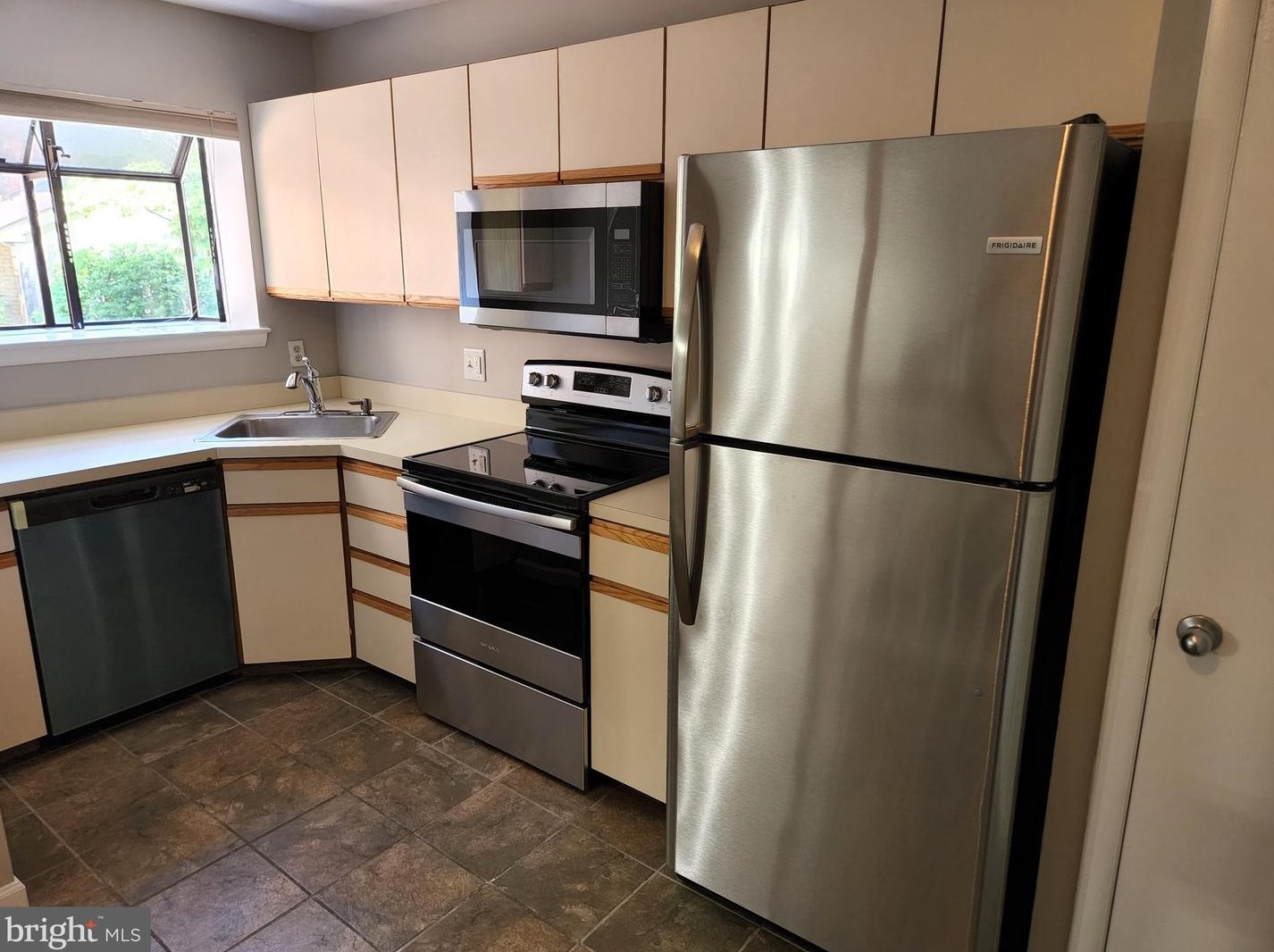 216 Augusta Cir, Mount Laurel, NJ 08054