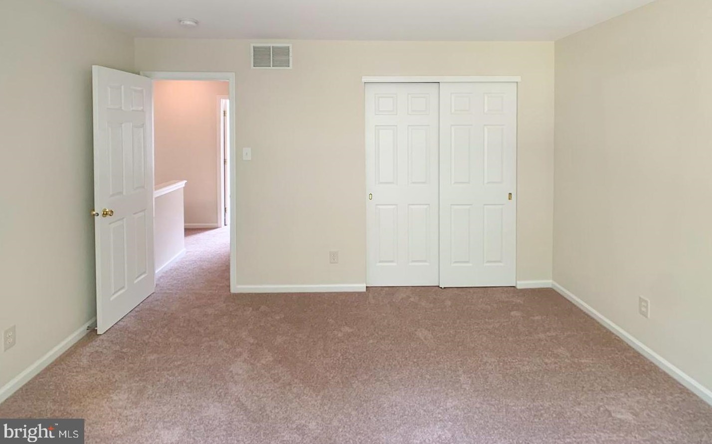 18 White Pne Dr, Medford NJ  08055-9340 exterior