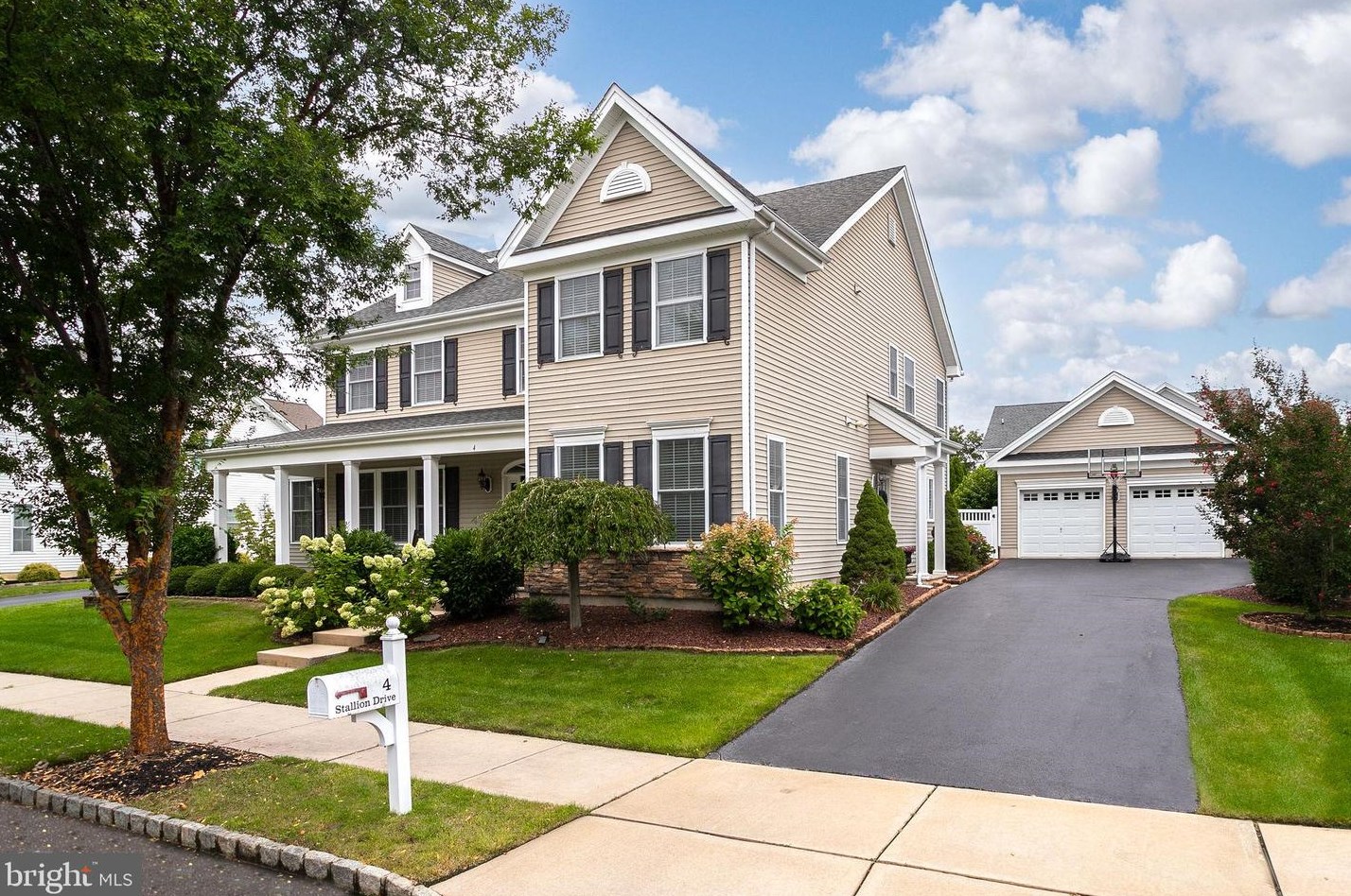 4 Stallion Dr, Chesterfield, NJ 08515-9785