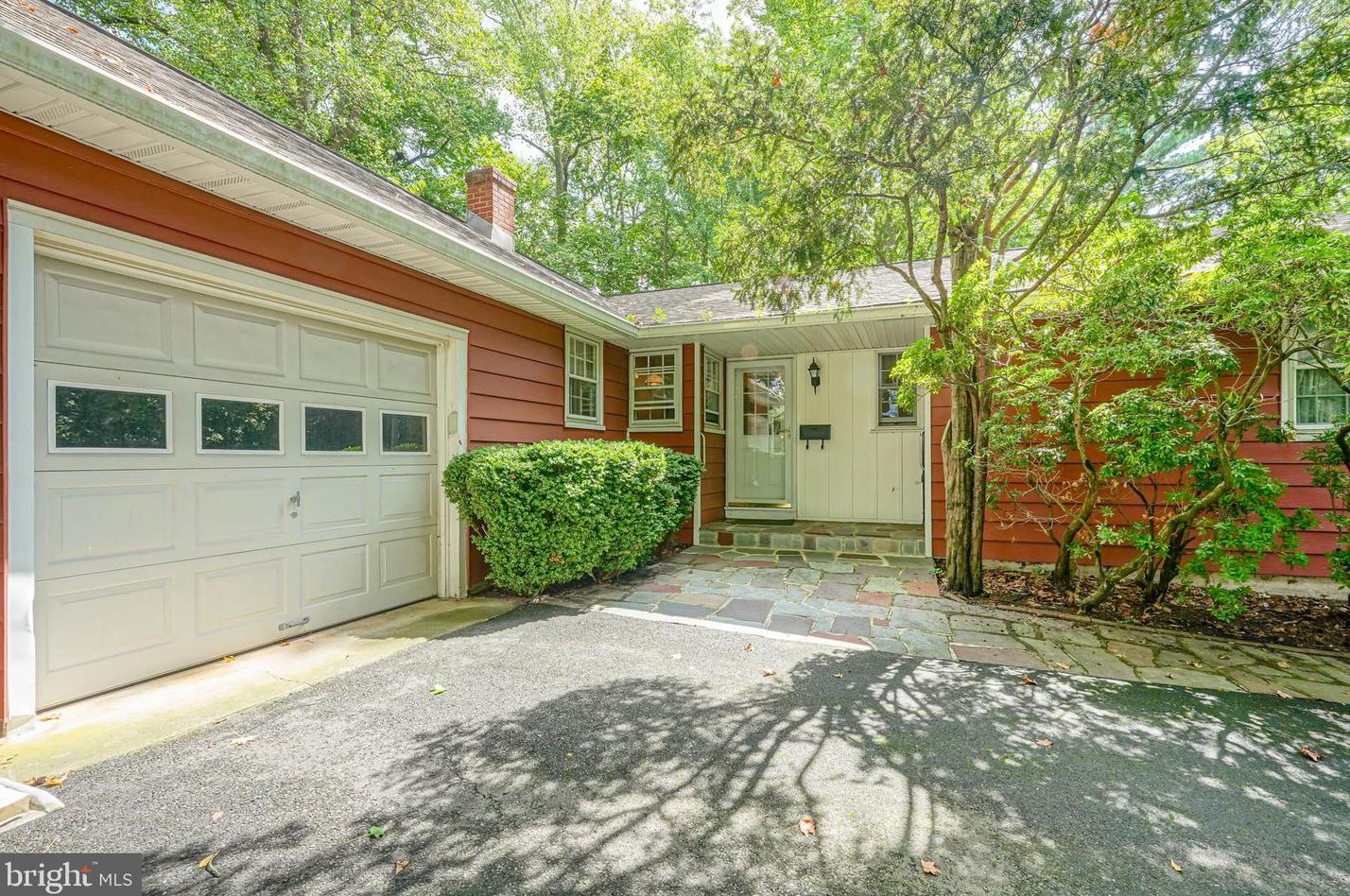 11 Overbrook Cir, Moorestown, NJ 08057-2200