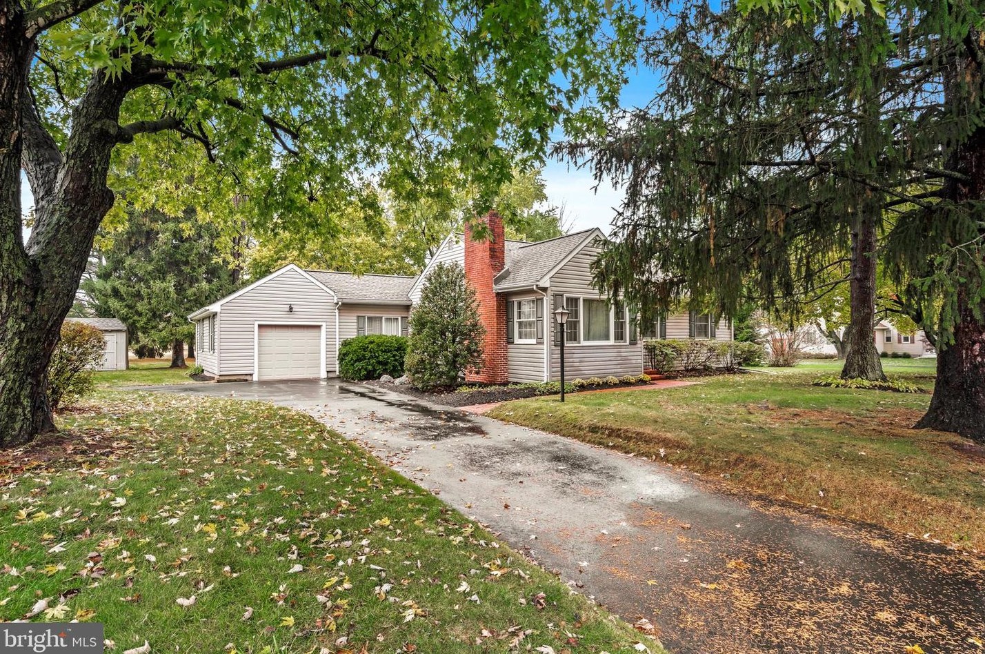 38 Fenton Ln, Chesterfield, NJ 08515-2909