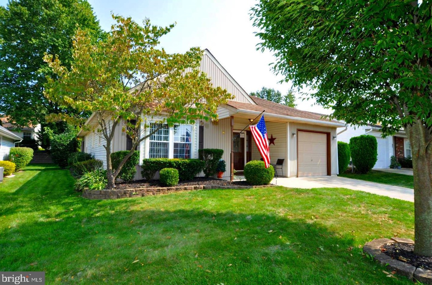 8 Meadowwood Ct, Columbus, NJ 08022