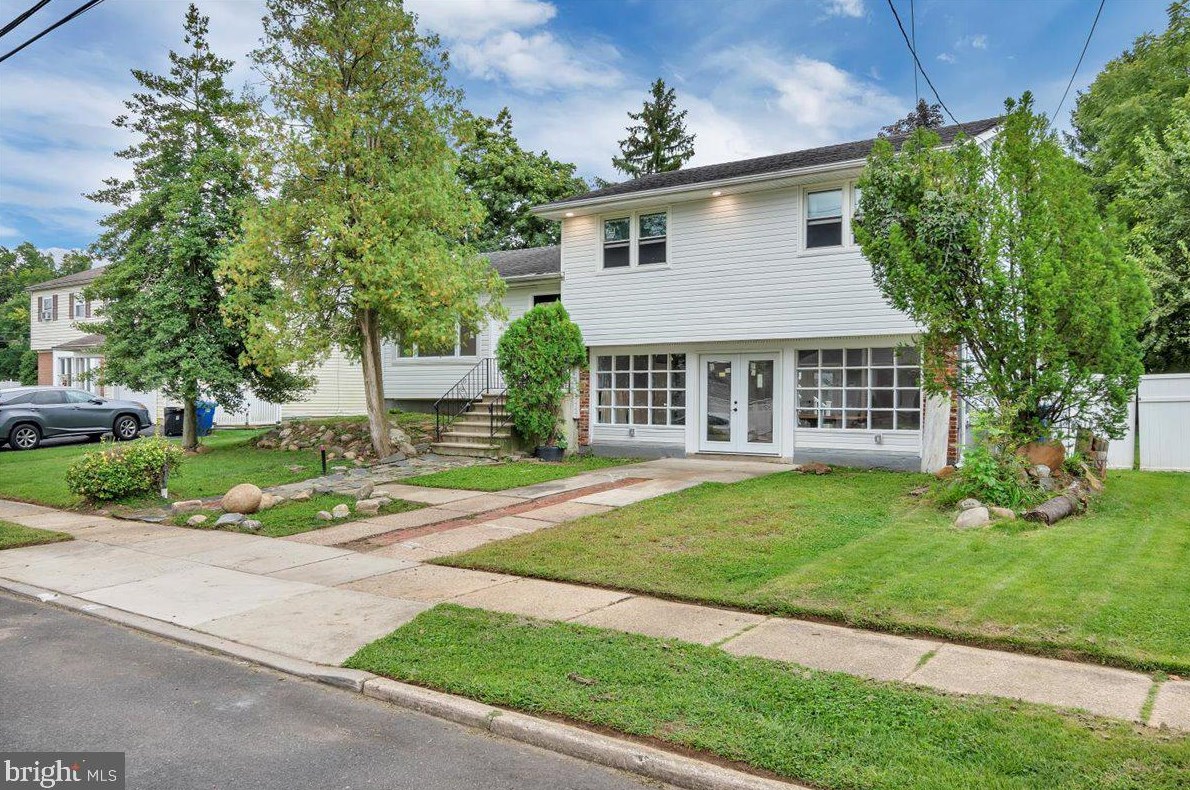 203 Colonial Rd, Beverly, NJ 08010