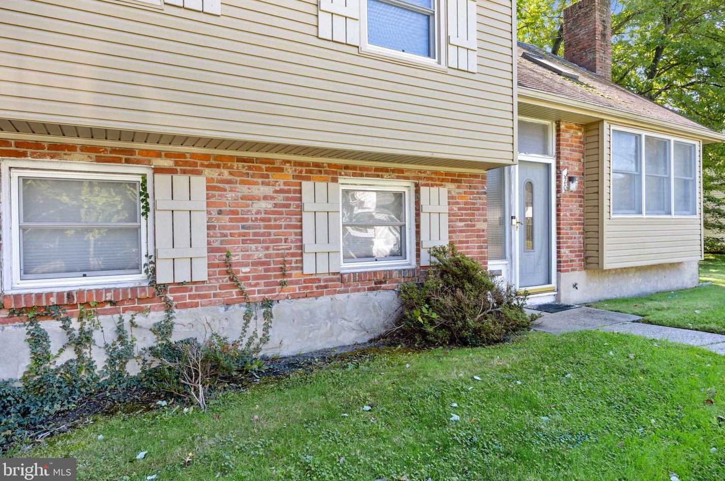 320 Farmdale Rd, Moorestown NJ 08057-1724 exterior