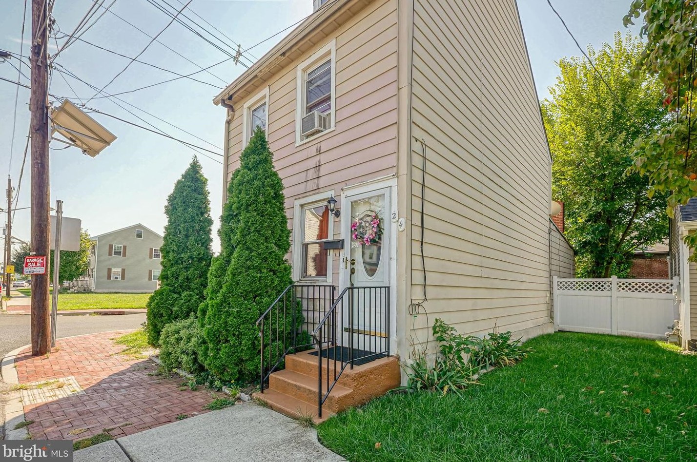 24 Belmont St, Burlington, NJ 08016-1603