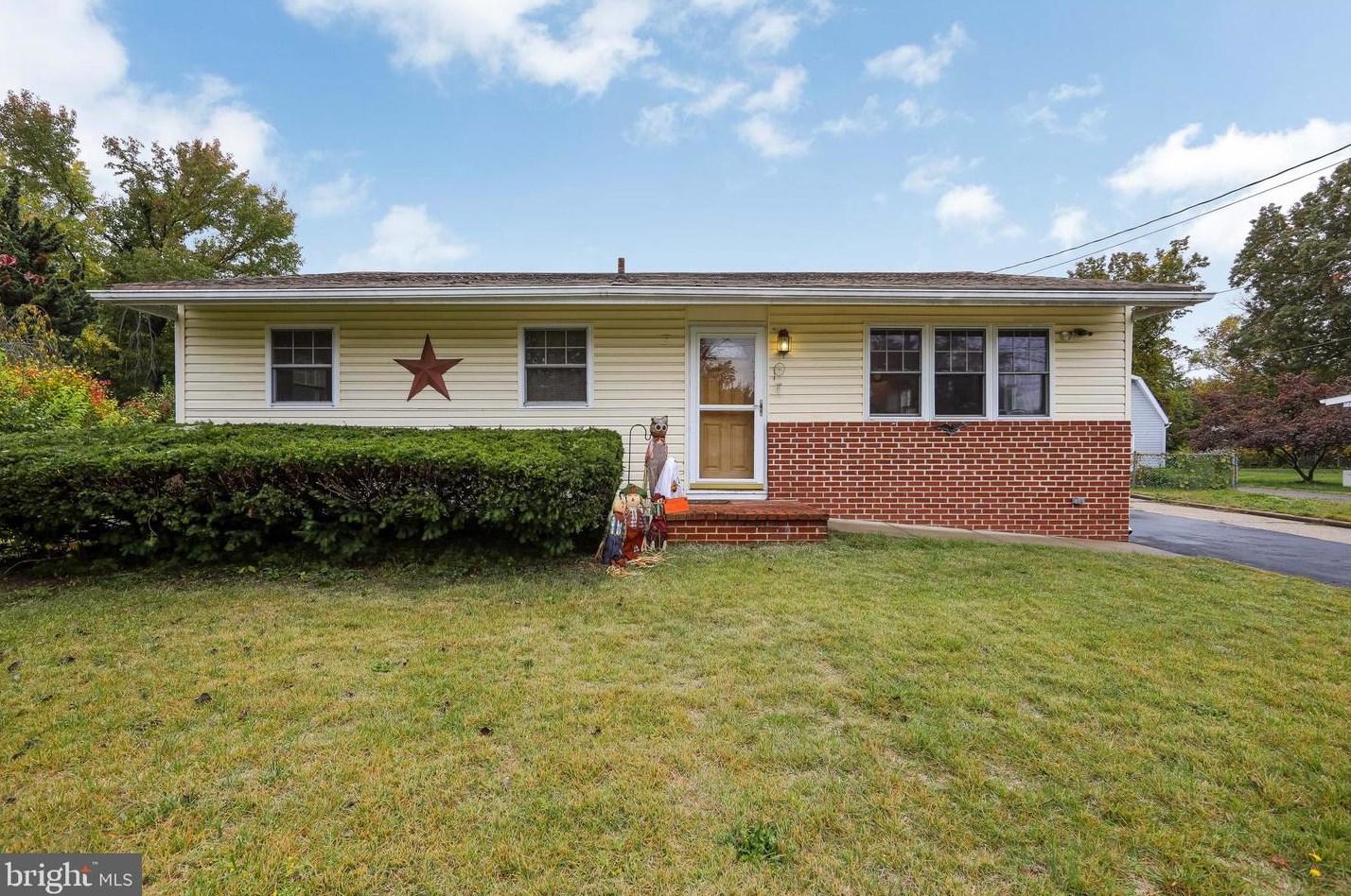 406 Hemlock Ln, Mount Laurel, NJ 08054-2146