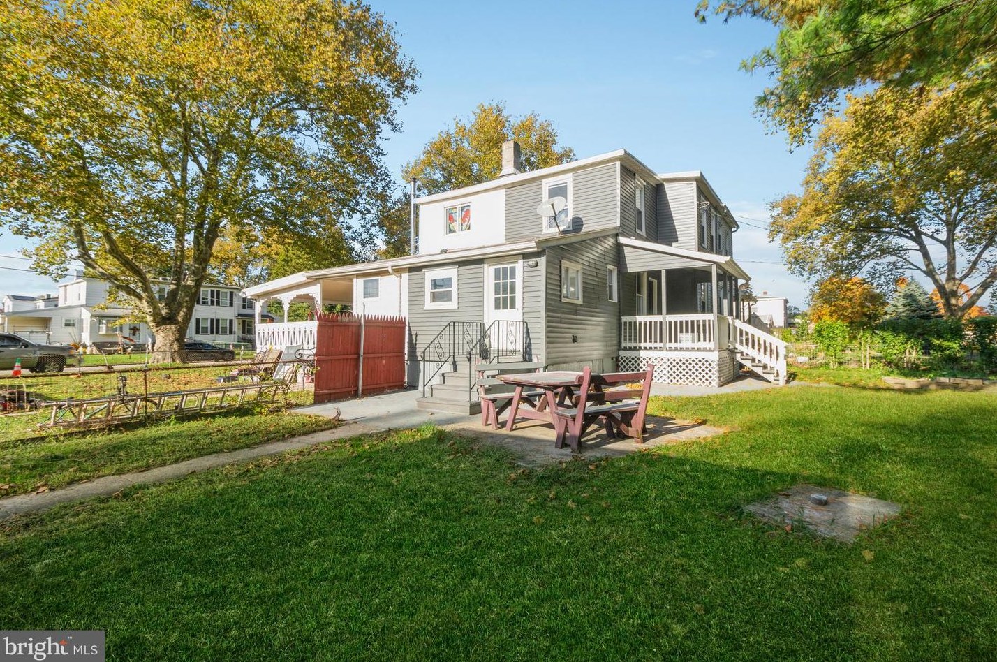1027 6th St W, Florence, NJ 08518