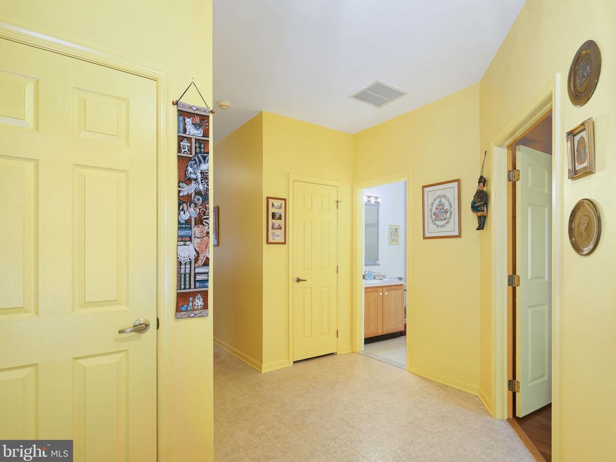 9 Covered Bridge Cir, Columbus, NJ 08022