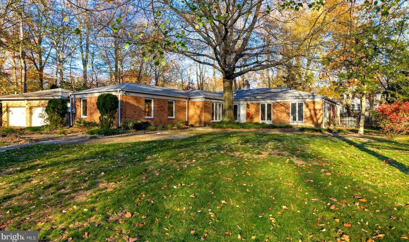 1433 Georgian Dr, Moorestown, NJ 08057