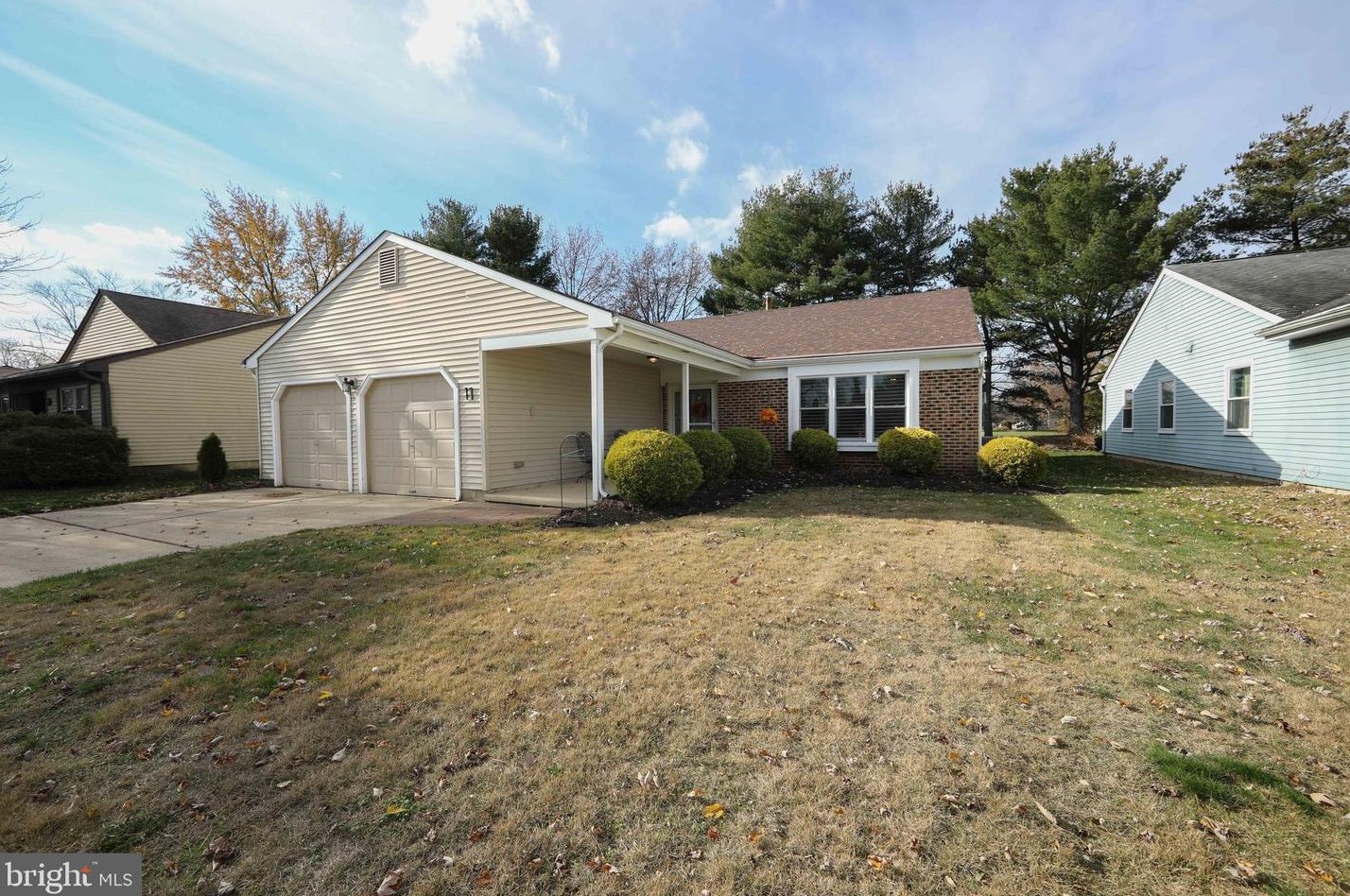 11 Gardenia Ct, Mount Laurel, NJ 08054
