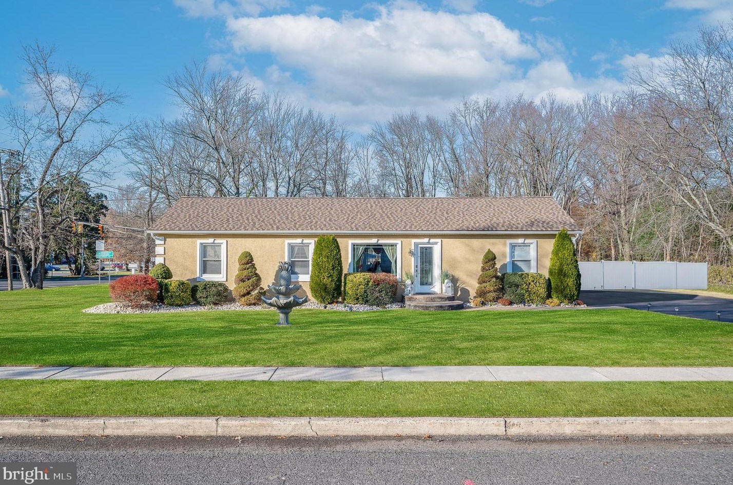 1 Meadow Dr, Moorestown, NJ 08057-3237