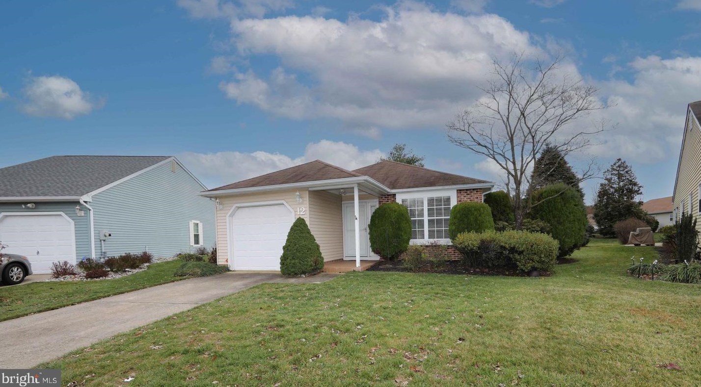 12 Hamilton Ct, Mount Laurel, NJ 08054