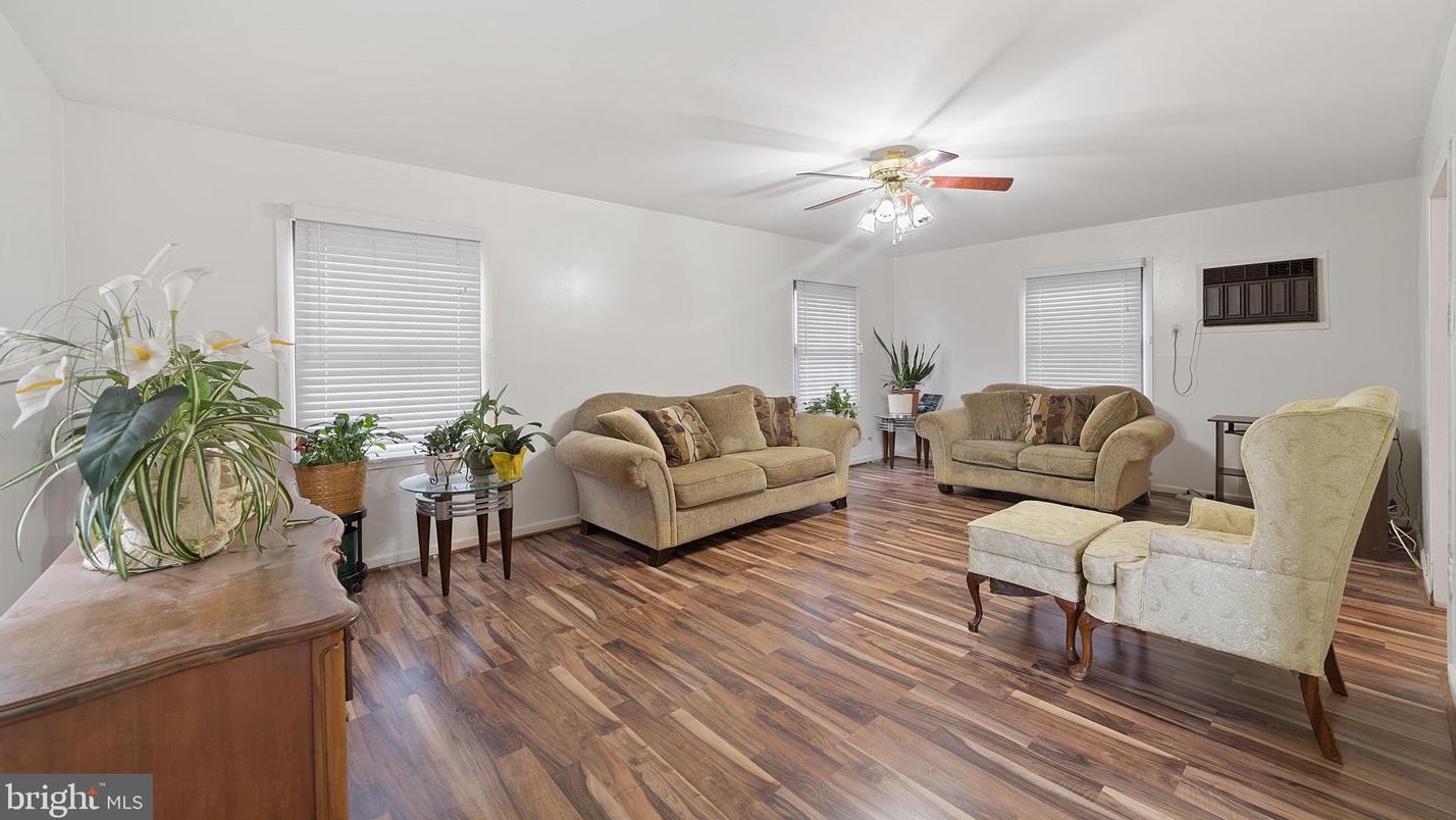 17 Perennial Ln, Willingboro, NJ 08046