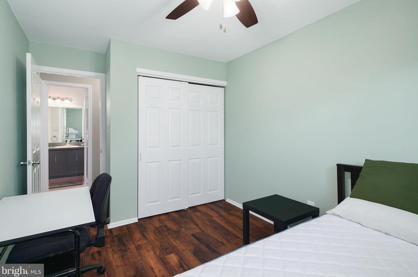 1678 Thornwood Dr, Mount Laurel NJ  08054-1811 exterior