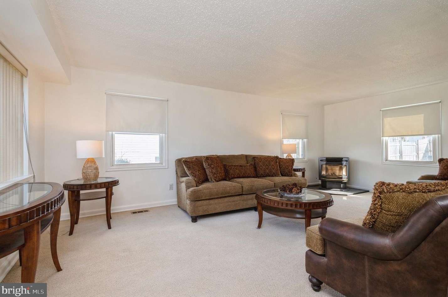 15 Tiber Ln, Willingboro, NJ 08046