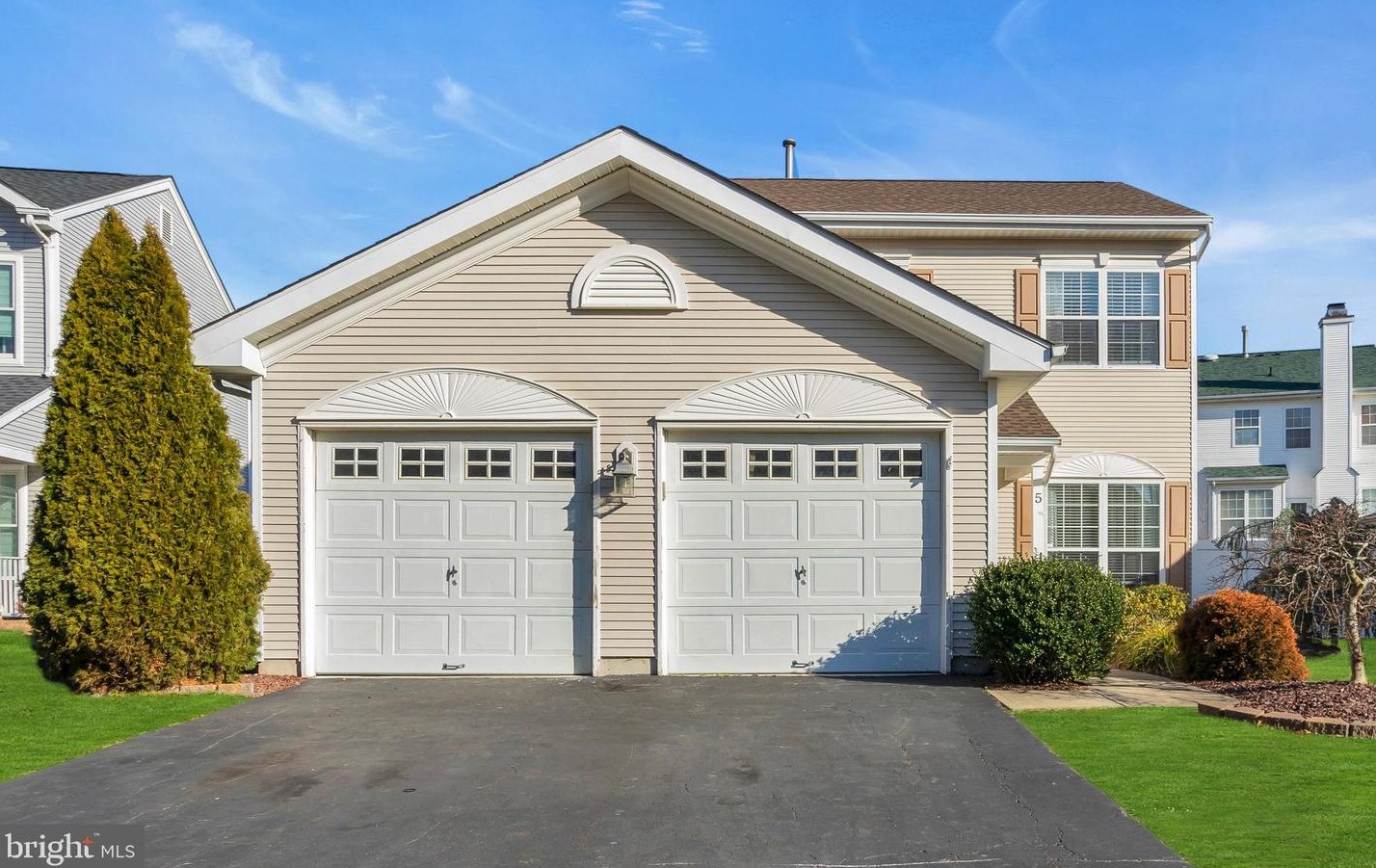 5 Arrowhead Dr, Burlington, NJ 08016-3944