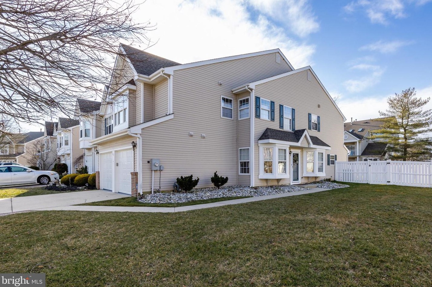 21 Elkington Dr, Mount Laurel, NJ 08054