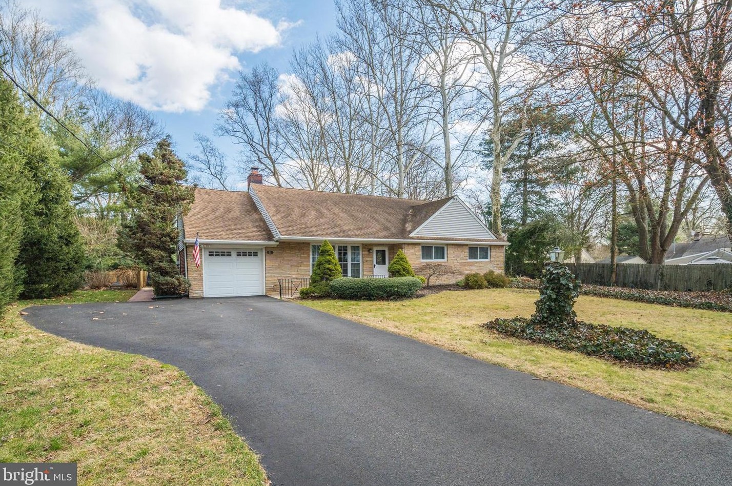 11 Greenvale Rd, Moorestown, NJ 08057-2234