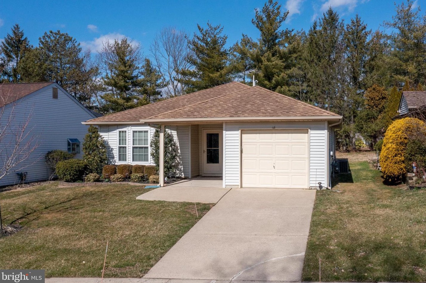 18 Carriage Hill Ln, Columbus, NJ 08022