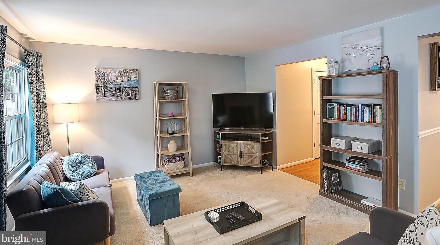 60 Farnwood Rd, Mount Laurel, NJ 08054