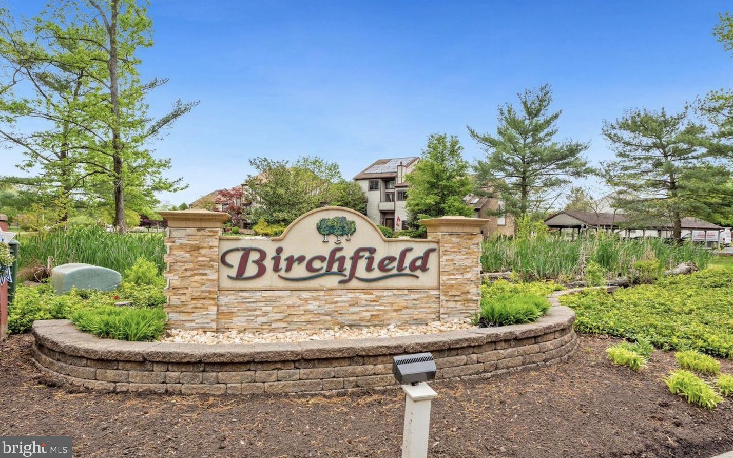 10 W Bluebell Ln, Mount Laurel, NJ 08054